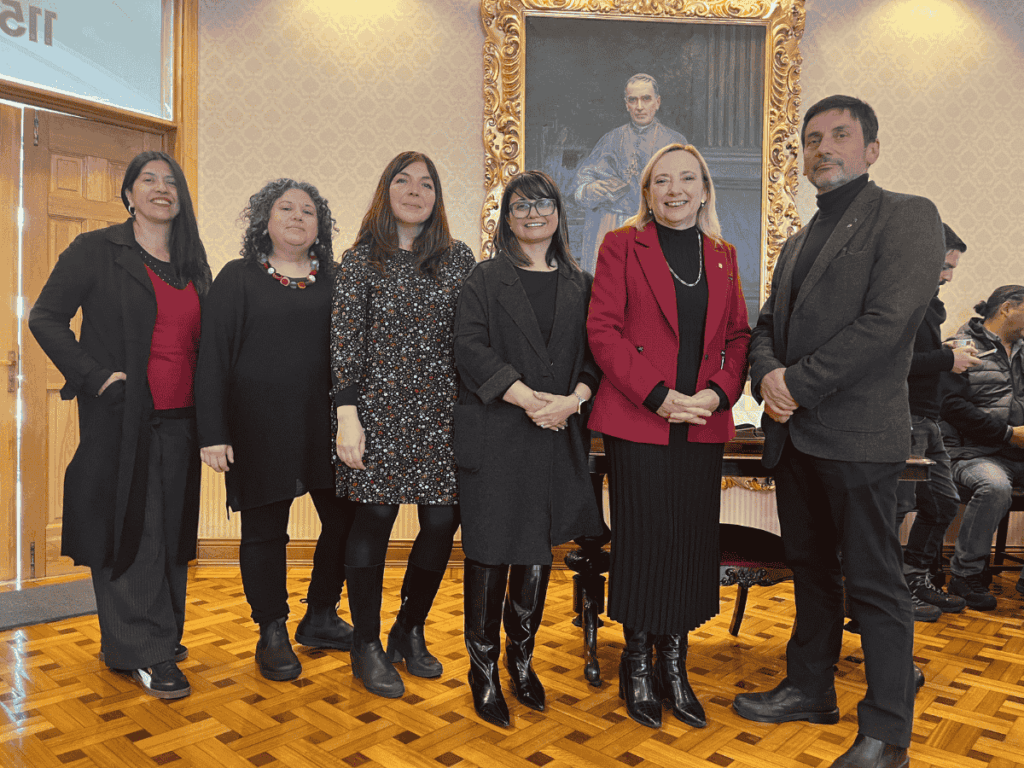 De Izquierda a derecha Pamela Maturana, Coordinadora de la Red de Museos de la Región. Fernanda Rojas, Coordinadora de los Patrimonios de la SEREMI de las Culturas. Natalie Recabarren, Curadora del MSV, Damaris Collao, Dra. de la PUCV. Claudia Bruno, Rectoran Colegio SSR y Guillermo Johnson, Director Ejecutivo MSV